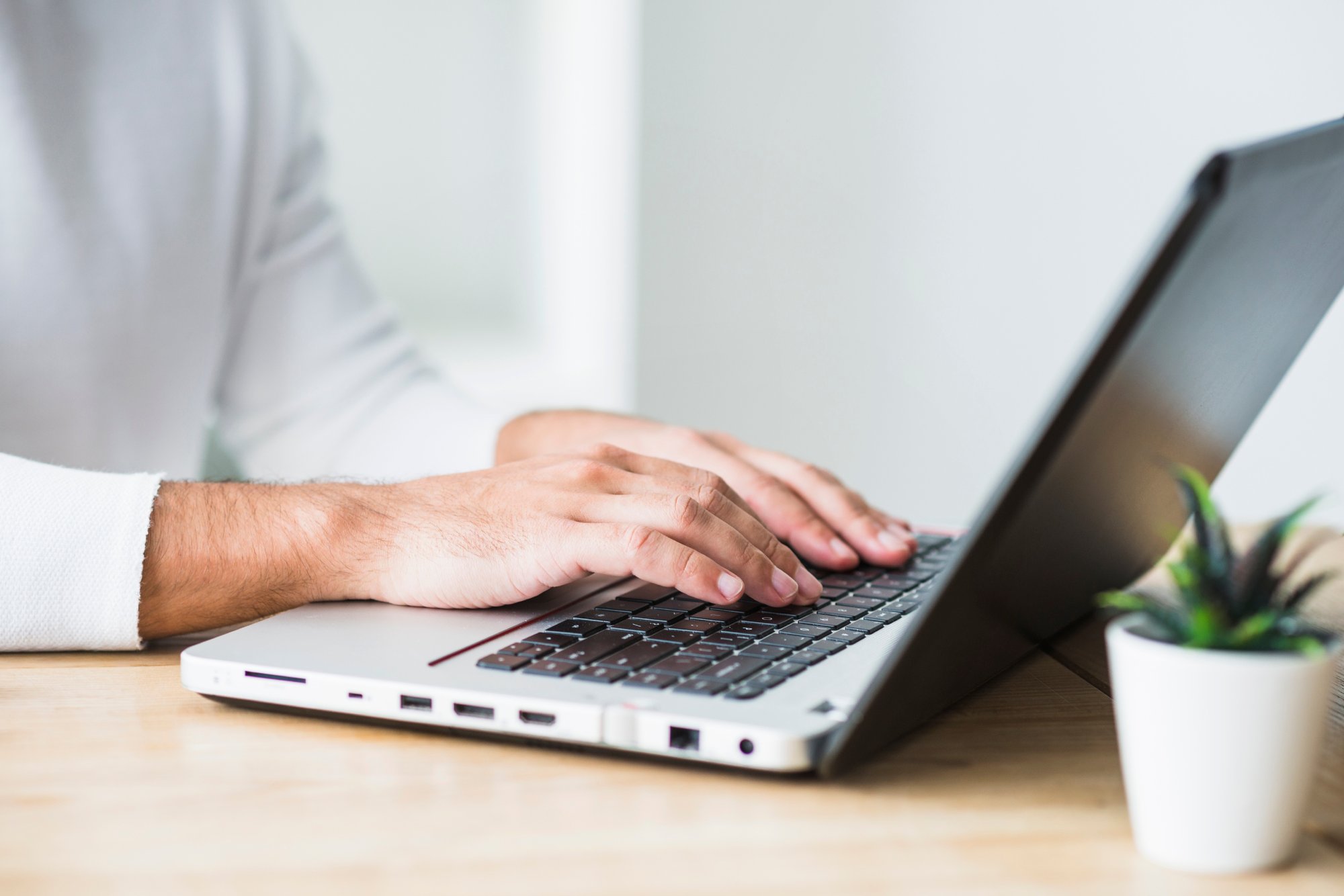 hands_laptop_office